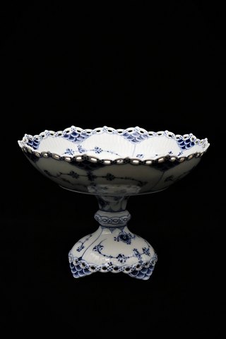 Antique Royal Copenhagen Blue Fluted Full Lace bowl on foot.RC# 1/1020-1021. 1.sort. (1893-1900) H:14cm. Dia.:20cm.