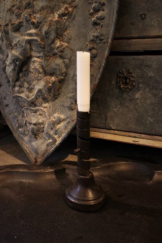 Fransk 1800 tals lysestage i snoet smedejern med træ fod og rigtig fin patina. Højde :19cm.