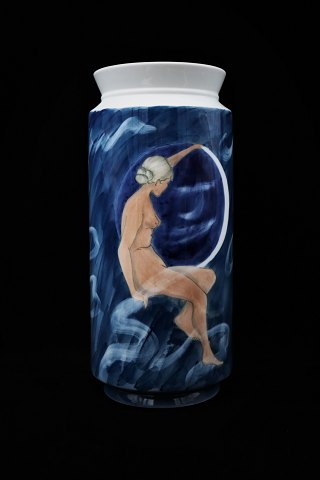 Royal Copenhagen porcelæns vase af Arnold Krog med fint bemalet med kvinde og blomster motiv. H:37cm. Dia.:16cm. RC#2935/5780. 2.sort.