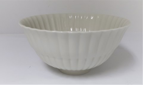 Royal Copenhagen. Thorkild Olsen. Model 3717. Hvid skål. Højde 8,5 cm. Diameter 17 cm. (1 sortering)