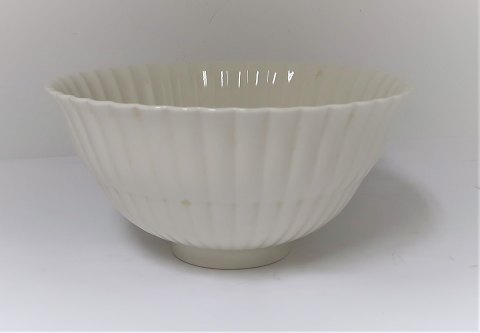 Royal Copenhagen. Thorkild Olsen. Hvid skål. Model 2022. Højde 10 cm. Diameter 21 cm. (1 sortering)