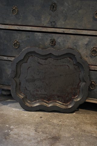 Gammel fransk bakke i afpudset metal med en super flot mørk patina.Måler: 55x43cm.