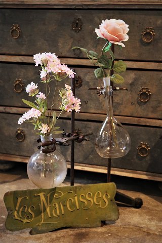 Decorative old French flowers sign with a nice patina in painted zinc with writing "Les Narcisses" ...