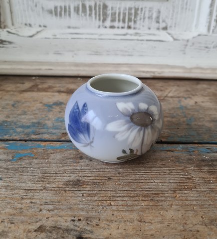 Royal Copenhagen vase dekoreret med sommerfugl og blomst No. 2688/42A