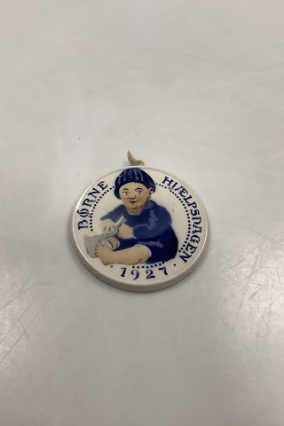 Aluminia Børnehjælps Platte 1927Måler 8,7cm / 3 2/5".