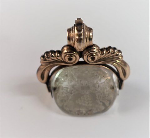 Gold chatelaine 18K (750). There is room for 3 signets. The 2 are already made. Very pretty. Width of chatelaine 40 mm.