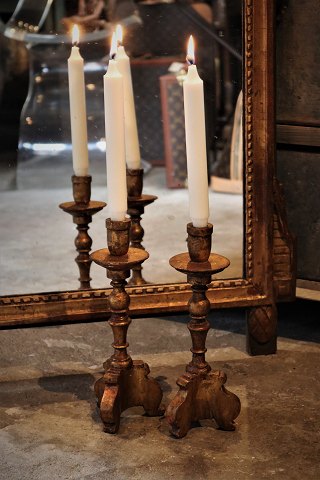 Et par gamle franske træ lysestager med gammel guld belægning og en fin patina. Højde: 26cm.