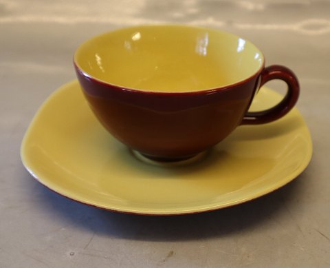 Teacup 5.3 x 10.5 cm & saucer 16 cm yellow and bordaux Congo Retro from Kronjyden Randers