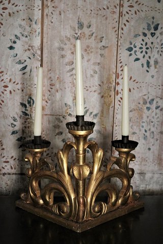 Gammel fransk alterlysestage (hjørnestage) i forgyldt træ med fine dekorationer , lysholder i metal og har plads til 3 stearinlys. H:32cm. ...