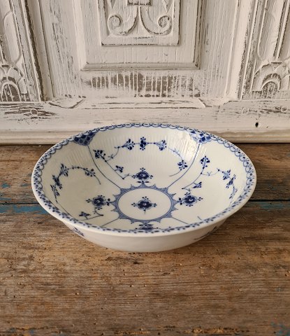 Royal Copenhagen Musselmalet Halvblonde sjælden skål med ombukket kant No. 680 -20,5 cm.