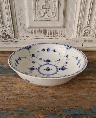 Royal Copenhagen Musselmalet Halvblonde sjælden skål med ombukket kant No. 681 - 22 cm.