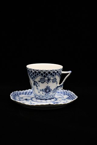 Royal Copenhagen Musselmalet Helblonde chokoladekop med underkop.RC# 1/1036.