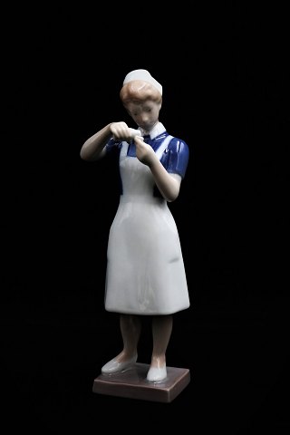 Bing & Grøndahl porcelænsfigur af sygeplejeske.B&G# 2379. 1.sort.Højde: 23cm.