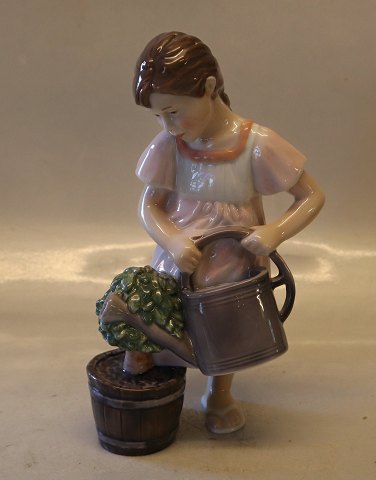 408 Kgl. Pige med vandkande 20 cm (1249408) 2006 Børn i aktivitet Kongelig Dansk porcelæn