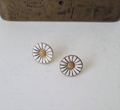Anton Michelsen Marguerit - Daisy ørestikker i forgyldt sterlingsølv og hvid emalje 11,6 mm.