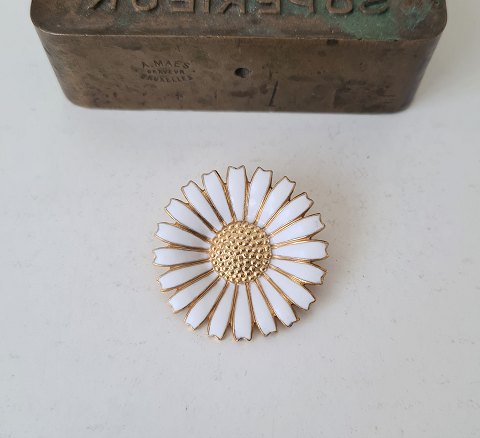 Georg Jensen Marguerit - Daisy jubilæums broche fra 1990 i forgyldt sterlingsølv og hvid emalje