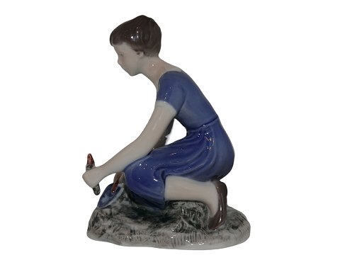 Bing & Grøndahl figurPige planter en blomst