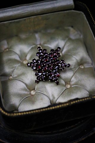 Fin , gammel broche med smukke røde granater. Dia.: 3,2cm.