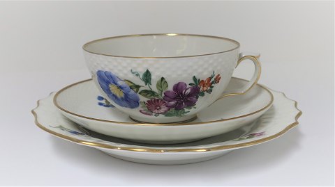 Royal Copenhagen. Let Saksisk blomst. Tekop med kagetallerken. Tekop model 493/1551. Kagetallerken 493/1625. Der er 8 sæt på lager. Prisen er per sæt