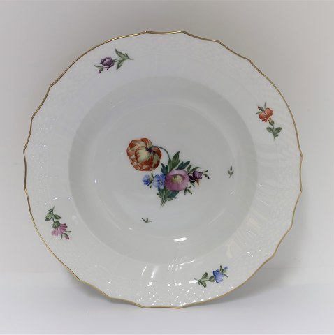 Royal Copenhagen. Let saksisk blomst. Dyb suppetallerken. Model 493/1615. Diameter 23,5 cm. (1 sortering). Der er 5 styk på lager. Prisen er pr styk