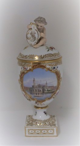 Royal Copenhagen. Porcelæns ægvase med putti. Motiv : Søpavillonen. Højde 27 cm. Produceret 1894-1900. (1 sortering)