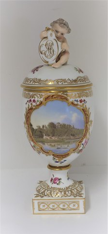 Royal Copenhagen. Porcelæns ægvase med putti. Motiv : Botanisk Have. Højde 27 cm. Produceret 1894-1900. (1 sortering)