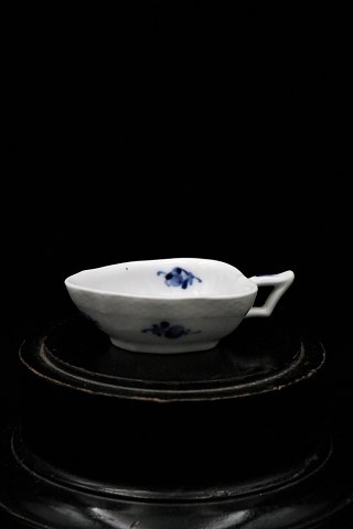 Sjælden Royal Copenhagen Blå Blomst Flettet Asiet med hank.RC#10/8004. 1.sort. 1923-28.H:2,8cm. 10x6,5cm.