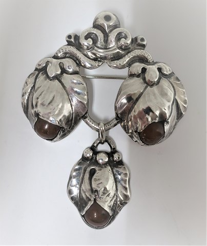 GAH. (Georg Albert Harald Halling), København. Jugend broche med rav. Sølv (830). Bredde 6,5 cm.