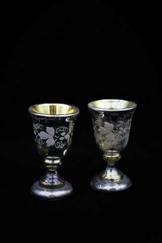 Svensk 1800 tals æggebære i fattigmandssølv med ætset blomster og blad motiver og med en fin gammel patina. Højde:9,5cm. Dia.:5cm.