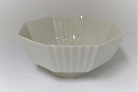 Royal Copenhagen. Blanc de Chine skål. Model 3419. Højde 7,5 cm. Bredde 17,5 cm (1 sortering)