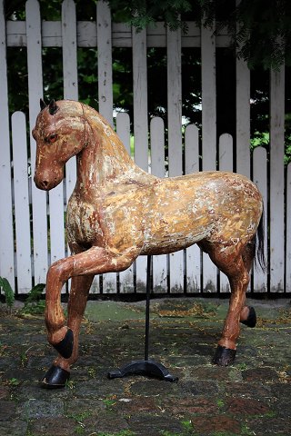 Svensk 1800 tals hest i udskåret træ med afskrabet fin farve og en super fin patina.Måler: H:75cm...