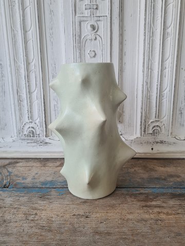 Knud Basse for Michael Andersen - stor rosentorn vase med smuk sart grøn glasur - 26 cm.