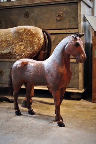 Svensk 1800 tals hest i udskåret træ med original fin brun farve og med en super fin patina....