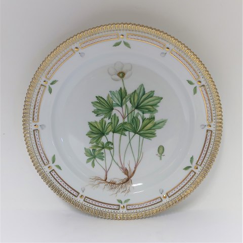 Royal Copenhagen. Flora Danica. Rundt fad. Model # 376 (3523). Diameter 30 cm. ( 1 sortering ). Anemone silvestris L