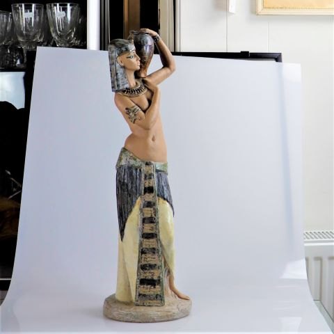Iladrokvinde med vasefigur