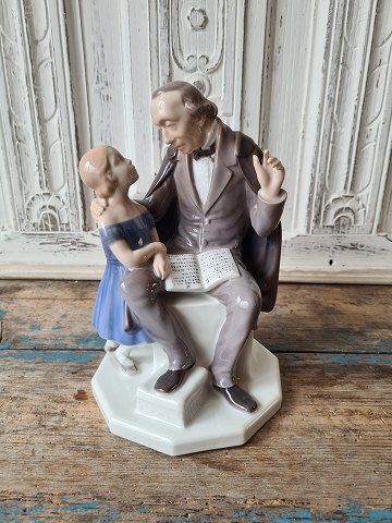 B&G figur, H.C. Andersen læser op for lille pige.No. 2037