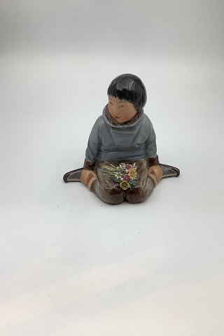 Royal Copenhagen Figur i Overglasur - Dreng med blomster fra Grønland No. 12419