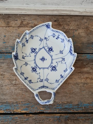 Royal Copenhagen Musselmalet Halvblonde bladformet asiet No. 548
