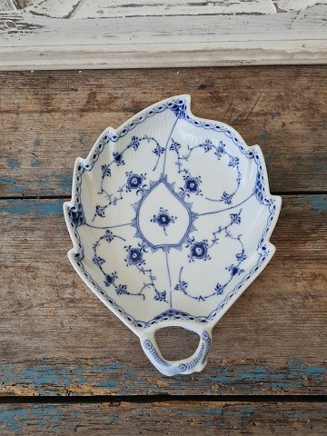 Royal Copenhagen Musselmalet Halvblonde bladformet asiet No. 548