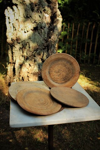 Antikke , 1800 tals svenske træ tallerkner med fin patina.Dia: 18-19cm....