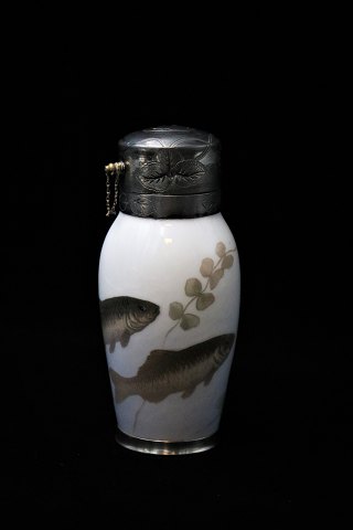 Sjælden Royal Copenhagen parfumeflaske i porcelæn med fiske motiv , sølv kant i bunden (stemplet)RC#193/88A.Før 1923.