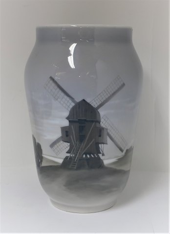 Royal Copenhagen. Porcelæns vase med motiv af en mølle. Model 1851/1217. Højde 25,5 cm. (1 sortering)