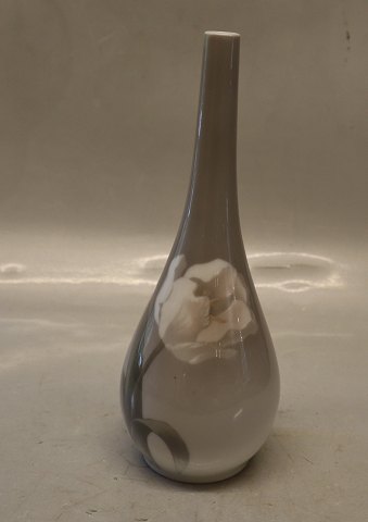 728-61 Kgl. Vase med hvid Iris 23.8 cm maler 99 præ 1923 Kongelig Dansk porcelænsvase 