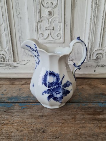 Royal Copenhagen Blå Blomst Kantet mælkekande No. 8520