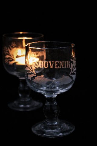 Gammelt fransk Souvenir vinglas med graveret skrift Souvenir. H:13cm...