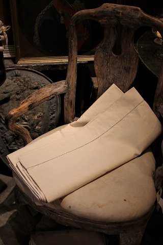 Stor gammel , cremefarvet fransk hør dug i en super lækker kraftig kvalitet. 320x220cm.