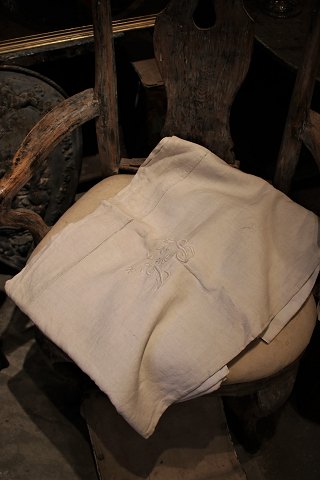 Stor gammel , cremefarvet fransk hør dug med broderet monogram.310x200cm.