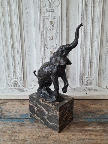 Bronze figur af elefant monteret på marmorsokkel udført af Milo - Miguel Fernando Lopez - Portugisisk kunstner