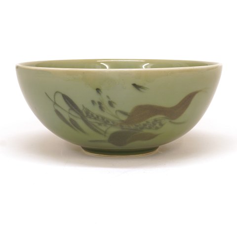 Stoneware bowl by Thorkild Olsen for Royal Copenhagen signed and dated 20.08.48. H: 10cm. D: 23cm