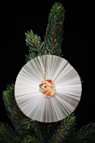 Gammelt juleornament / juletræspynt af englehår og lille glansbilledefra omkring 1920.